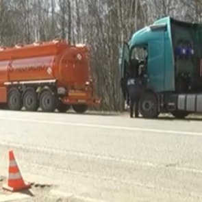 Тяжелым машинам на месяц запретили ездить по красноярским дорогам