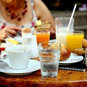 Диетолог назвал идеальную жидкость для запивания еды