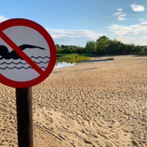 С наступлением летнего сезона администрация Ачинска напоминает: купание в водоёмах на территории города запрещено!