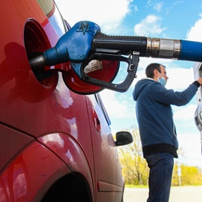 Россиян научили распознавать качественный бензин