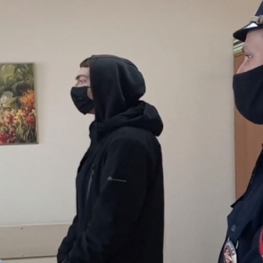 Гонявшего на «Шкоде» по встречке на 200 км/ч водителя отправили под арест на 15 суток