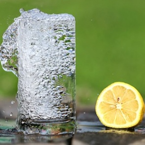 Диетолог назвал лучшую для употребления температуру воды