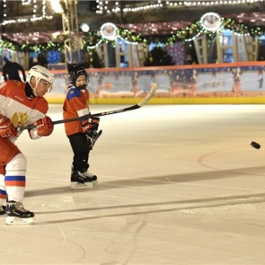 Владимир Путин пообещал сыграть в хоккей с красноярской командой старшего поколения
