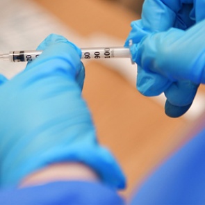 В России пообещали способную защитить от любой мутации COVID-19 вакцину