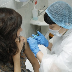 Почему люди заражаются коронавирусом даже после прививки? Отвечают врачи и биолог