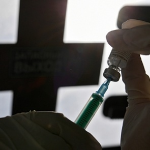 Роспотребнадзор прояснил особенности вакцинации пожилых людей