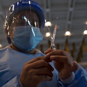 В ЭИСИ обсудили перспективы российской вакцинации