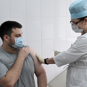 Роспотребнадзор раскрыл способ сбить температуру после вакцинации от COVID-19