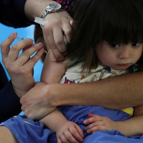 Названа подходящая для детей вакцина от коронавируса