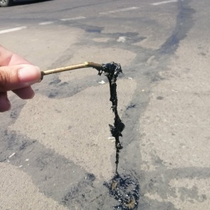 В Москве от жары начал плавиться асфальт