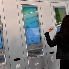 Половина россиян отказалась от банкоматов