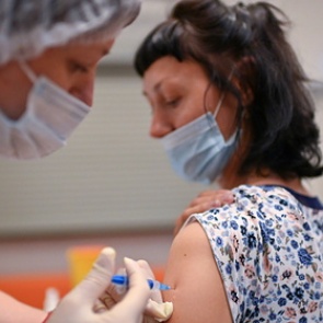 Врач назвал способы избежать осложнений после вакцинации от COVID-19