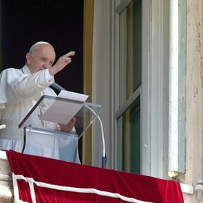 Папу римского успешно прооперировали