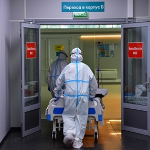 Число умерших с коронавирусом в России превысило 140 тысяч