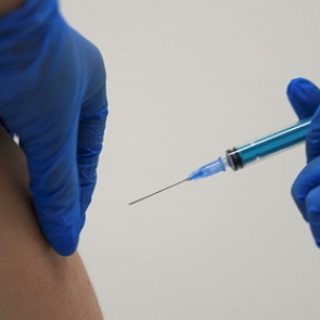 Российский врач объяснил опасность алкоголя при вакцинации от COVID-19