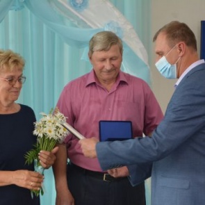 Глава города Александр Токарев вручил семье ачинских металлургов медаль «За любовь и верность»