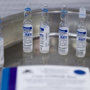 Названа доля получивших отказ в работе из-за прививки россиян