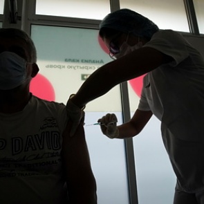 Эксперт оценила возможность заразиться COVID-19 от вакцинированного