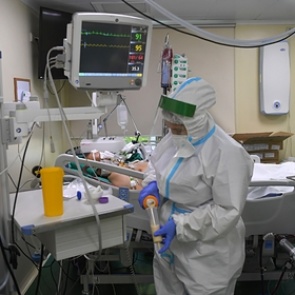 Российский врач назвал способ остановить пандемию COVID-19