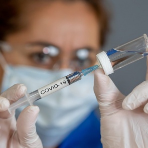 «Ситуация с коронавирусом напряженная, но управляемая»: красноярские медики заявили о готовности массово вакцинировать население