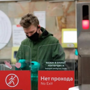 Собянин отменил обязательное ношение перчаток в общественных местах