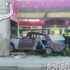 Жигули въехали в автозаправку в Ачинске