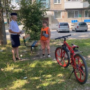 Инспекторы ГИБДД в Ачинске пресекают нарушения ПДД несовершеннолетними