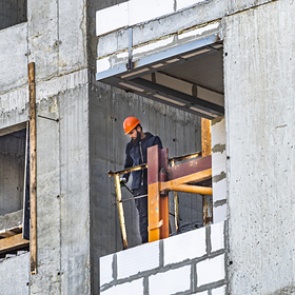 В России впервые за год подешевело жилье