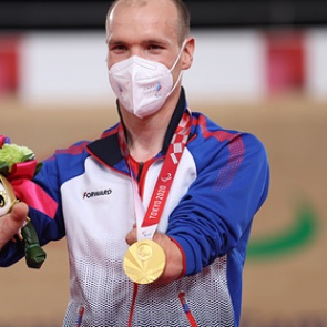 Работавший курьером россиянин завоевал второе золото на Паралимпиаде
