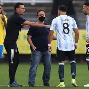 Полиция прервала матч Аргентины и Бразилии из-за не прошедших карантин игроков