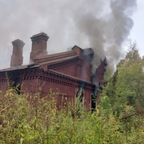 Все выходные в Ачинске полыхал микрорайон Авиаторов