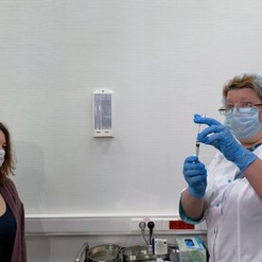 В России предложили давать работникам три выходных после вакцинации