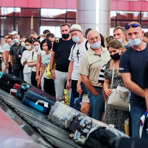 Россияне бросились скупать билеты за границу в бархатный сезон