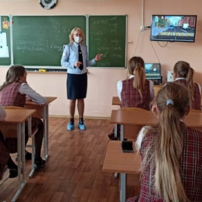 Госавтоинспекторы в Ачинске проводят уроки дорожной безопасности для подростков