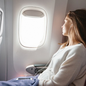 Стюардесса раскрыла правду об опасности включенного телефона на борту самолета