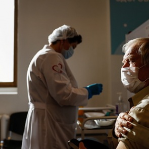 Обязательную вакцинацию от коронавируса части населения ввели по всей России