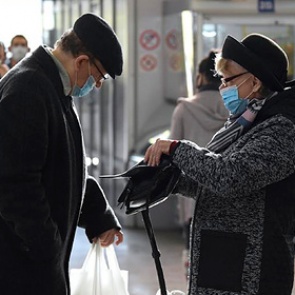 В российском регионе местных жителей обязали носить маски даже на улице
