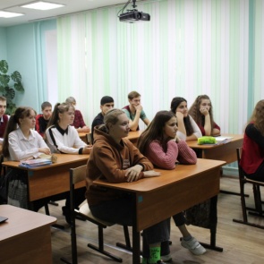 В Ачинском районе в преддверии каникул полицейские и врачи проводят беседы со школьниками