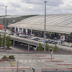 Привитый пассажир умер от коронавируса во время полета из Турции домой