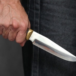 Житель Хакасии из-за «неправильного» воспитания своего сына напал с ножом на жену и ее сожителя