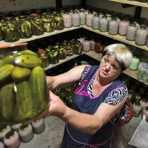 Врач раскрыл опасность консервов