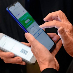 Юрист назвал риски отказа от прививки против COVID-19 и покупки QR-кода