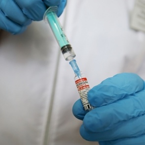 Вакцинацию от COVID-19 задумали внести в календарь прививок