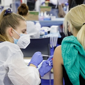 Назван способ уговорить антипрививочников на вакцинацию