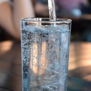 Диетолог опровергла устоявшийся миф об употреблении двух литров воды в день