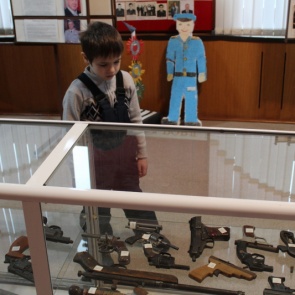 В Ачинске полицейские и общественники провели для дошколят познавательный квест