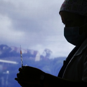 Доктор Мясников рассказал о бесполезности борьбы с антиваксерами