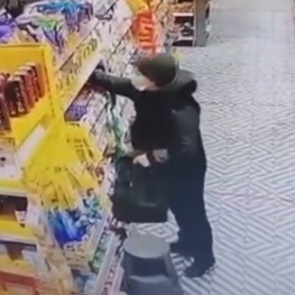 Ачинец за раз украл из магазина почти 50 шоколадок