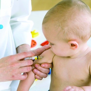 Вирусолог назвал условие начала вакцинации от коронавируса детей до двух лет