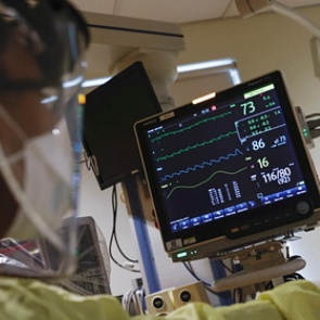 Число жертв коронавируса в США превысило 800 тысяч